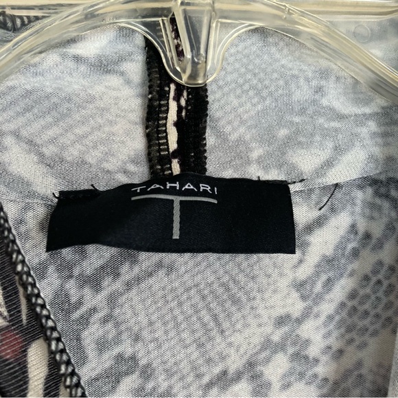 Tahari Women’s M Medium Long Sleeve Top All Over Animal Print Knit Top Stretch - Picture 3 of 8